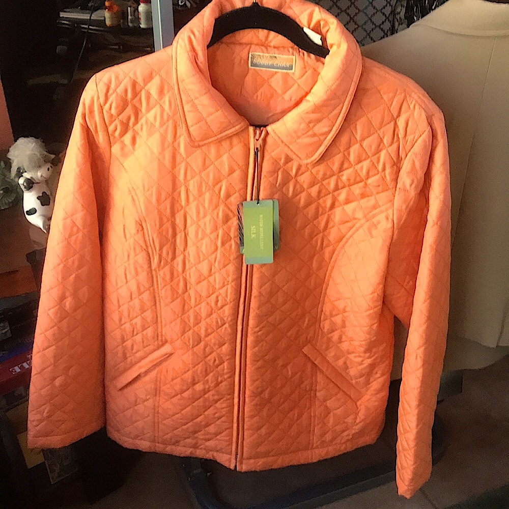Light weight jacket w/ zipper front and side zipper pockets